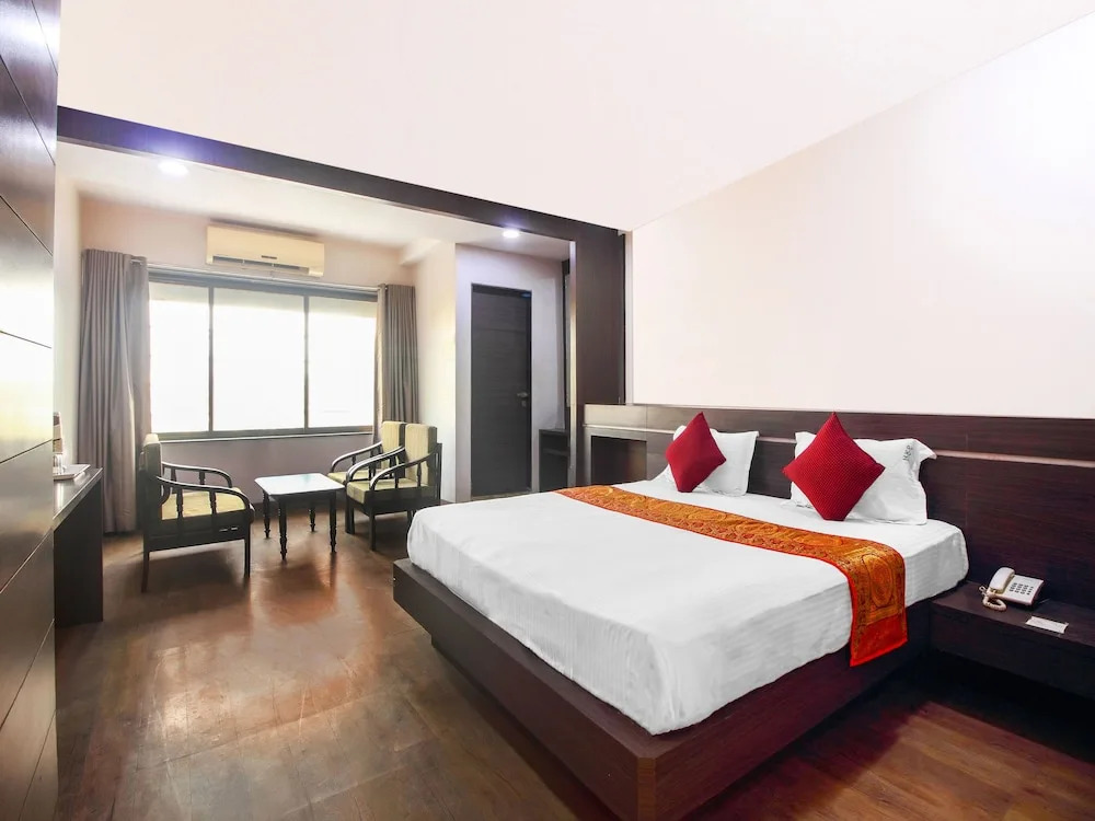 OYO 13647 Hotel Kohinoor Plaza