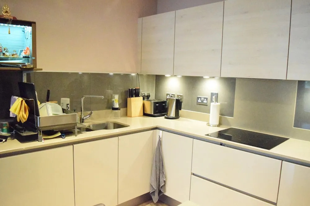 Modern 1 Bedroom Apartment With Balcony