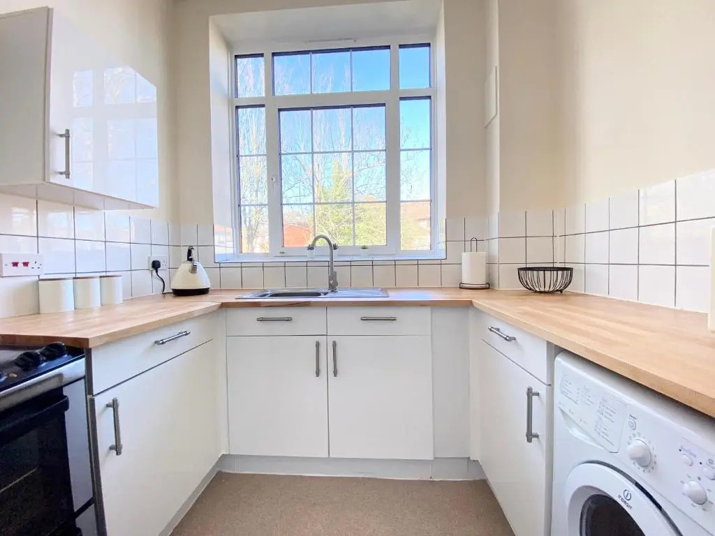 4 Single beds or 2 Doubles - FREE PARKING SPACES - SMART TV's - City Centre Spacious flat