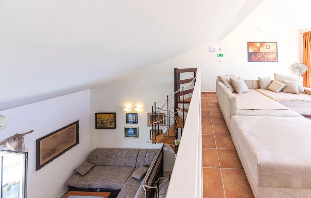 2 Bedroom Cozy Home In Okrug Donji