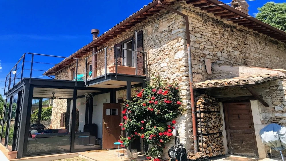 Luxury Silvignano Poolside Villa, Spoleto 8 km, Rome 1 Hr