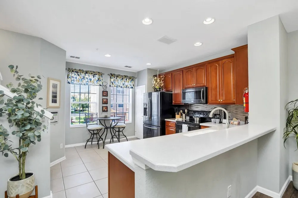 Pleasant and Spacious Town Home Near the Convention Center #3vc107