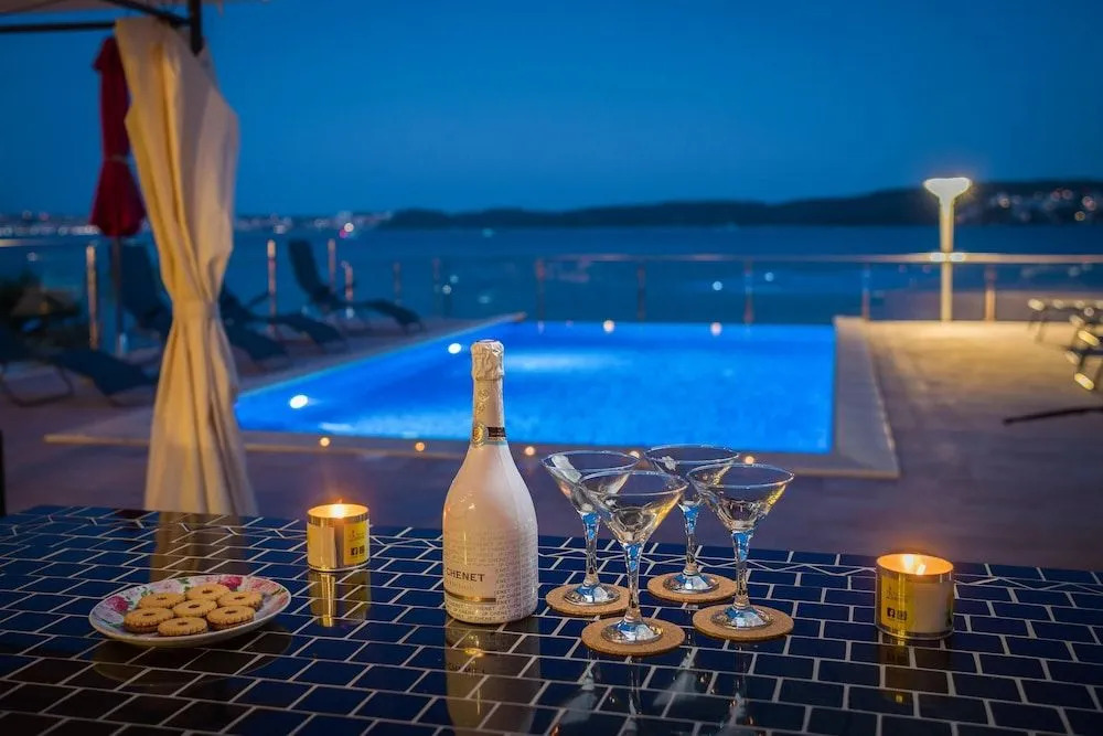 Gem of the sea luxury beach apartment with brand new heating infinity pool