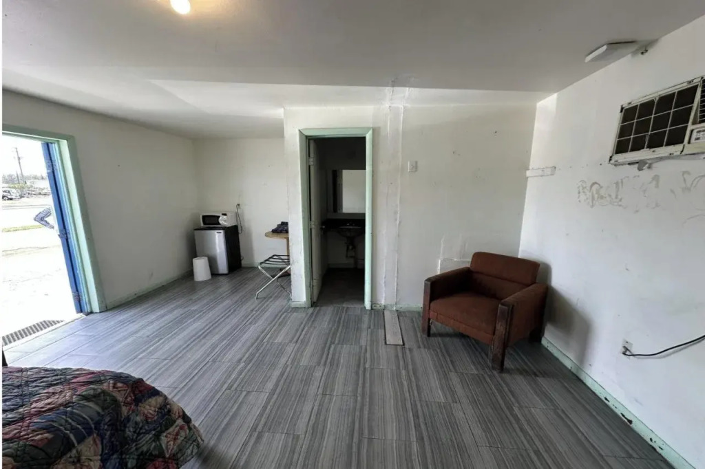 Base Motel By OYO South Tampa