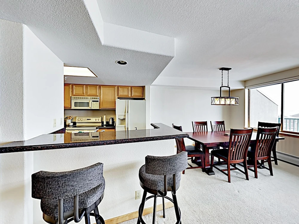 Lakepoint #708 - 3 Br Condo