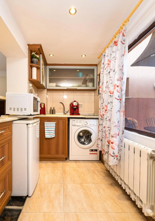 Peaceful Riverside Studio with Garage & private Patio Garden Center