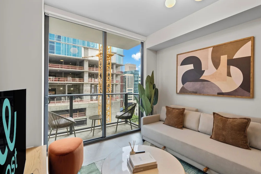 Prime Downtown w Skyline View