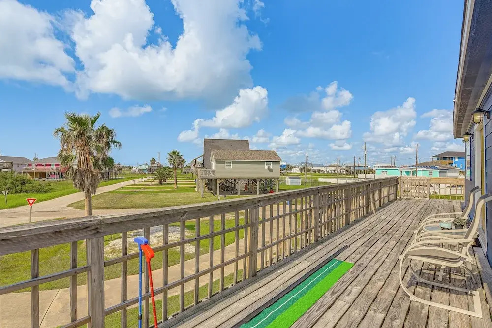 Walk to Sand: Surfside Beach Getaway w/ Deck