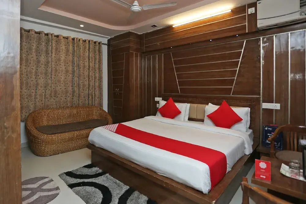OYO 18870 Hotel Lajja Palace