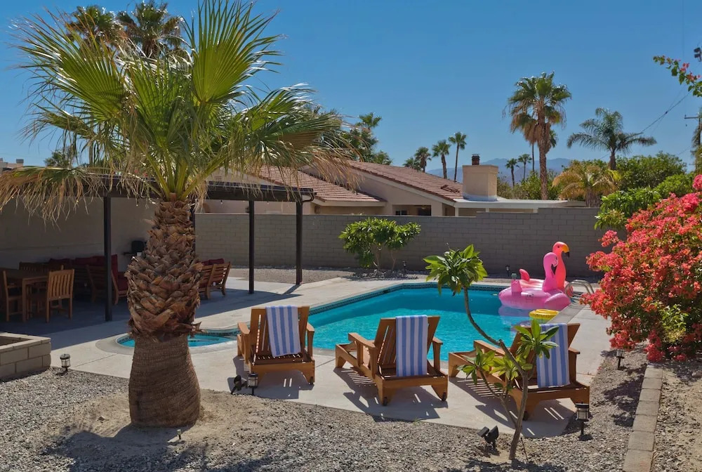 Modern Home w Private Pool Spa Pets Welcome