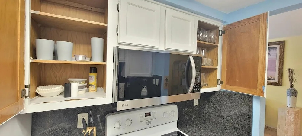 Private Townhome w/ private pool 1 block to beach 3 Bedroom Home by RedAwning