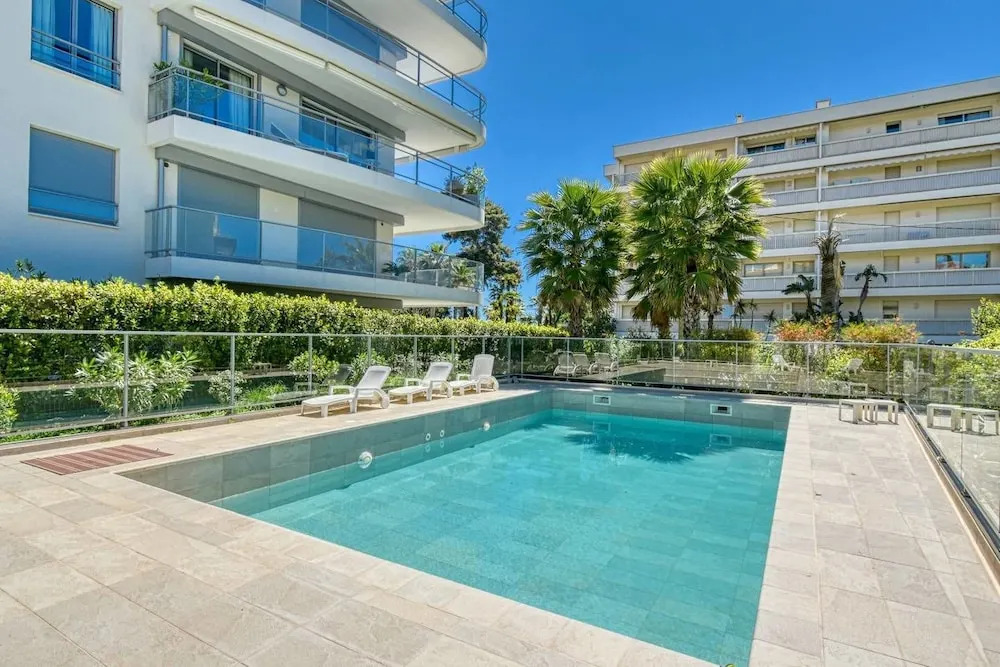 Nice Apartment With Private Garden, Pool & Parking