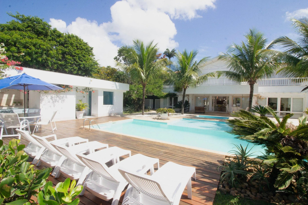 Harmoniosa Mansão com Sete Suítes a 3 min da Praia da Ferradura por Luxury Rentals