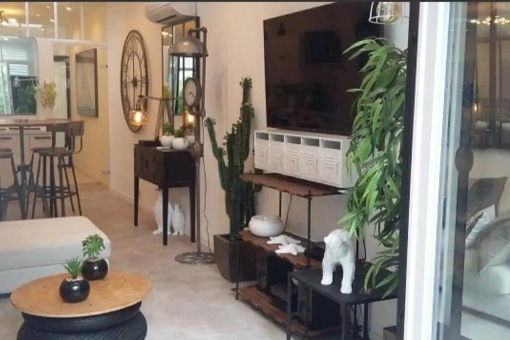 BANDOL Magnifique appartement en RDC cour sans vis à vis 5mn plage