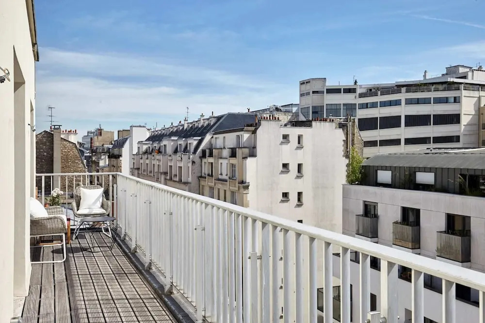 Stunning 2BR Home With Balcony in Batignolles