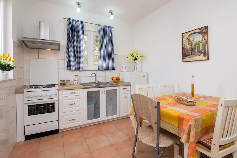 2 - Modern Apartment With Garden, 80m From Beach