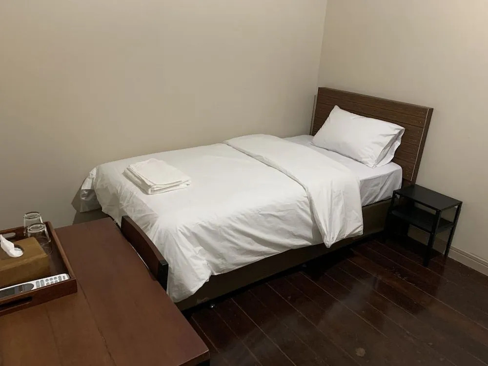 Achcha hotel - itsaraphap MRT station - Wat Arun