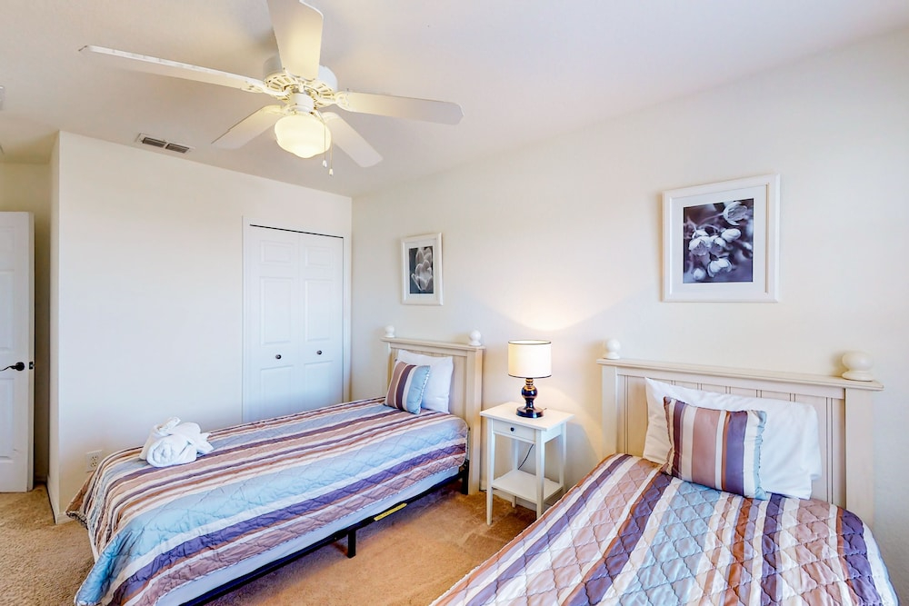 Spacious Home in a Great Neighborhood With Enclosed Pool & AC - Dog-friendly