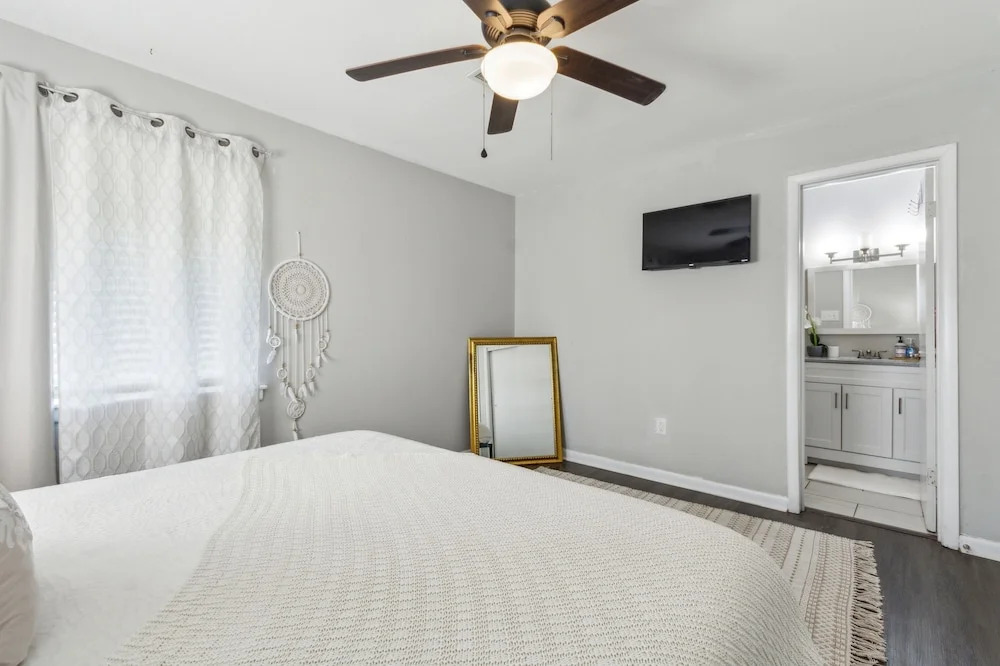 Uptown Serenity Quiet Neighborhood 3 Bedroom Home by RedAwning
