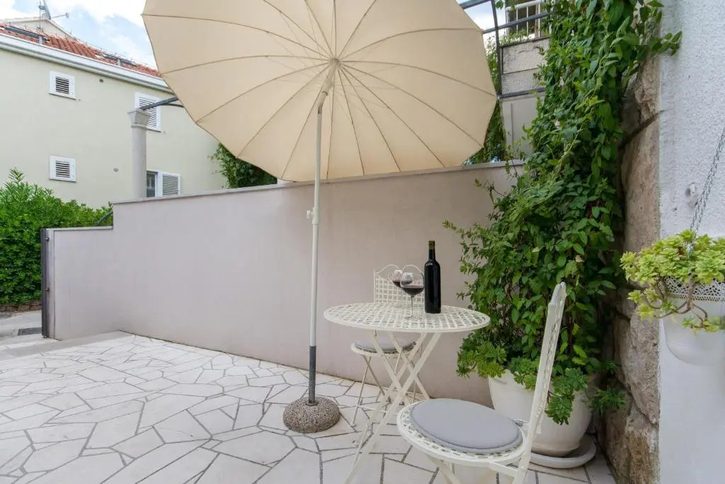 Flora three bedroom apartment. Near beach