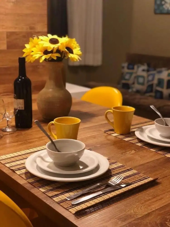 GRAMADO SOLAR REAL - 2 APTS de 2 quartos no mesmo prédio, cada um comporta até 7 pessoas - IDEAL PARA GRUPOS - central - IDEAL PARA ANDAR A PÉ, nesta plataforma desde janeiro de 2016, oferecemos CREDIBILIDADE - seu PET é bem-vindo - GARAGEM COBERTA