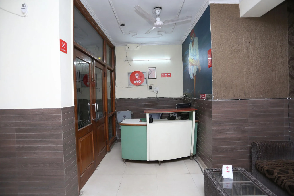 Cross Roads Inn by OYO Rooms