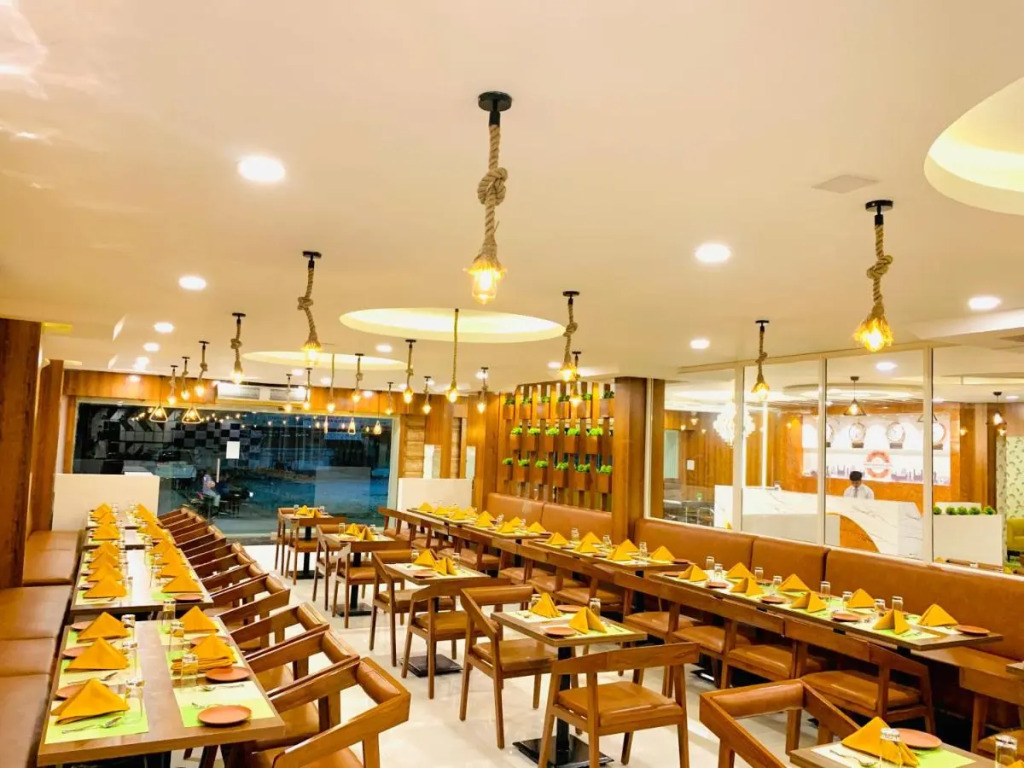 Hotel oak by Mega Groups