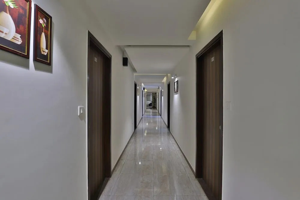 OYO 27930 Hotel Dev Palace