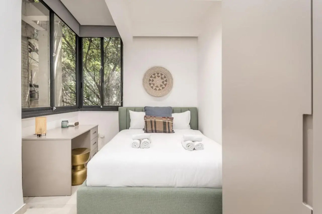 Gordon area - Deluxe 2bdr close to the beach