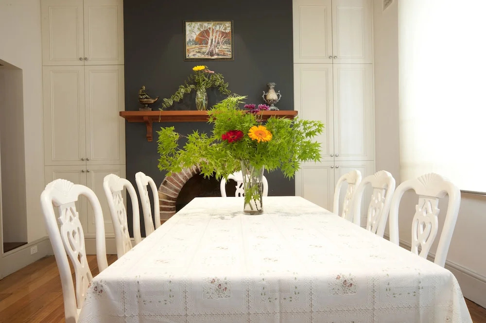 Lowena Cafe and Accommodation