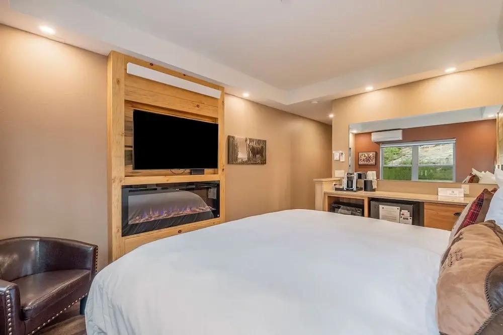 Solitude Moose Room 102 - Estes Park 1 Bedroom Studio by RedAwning