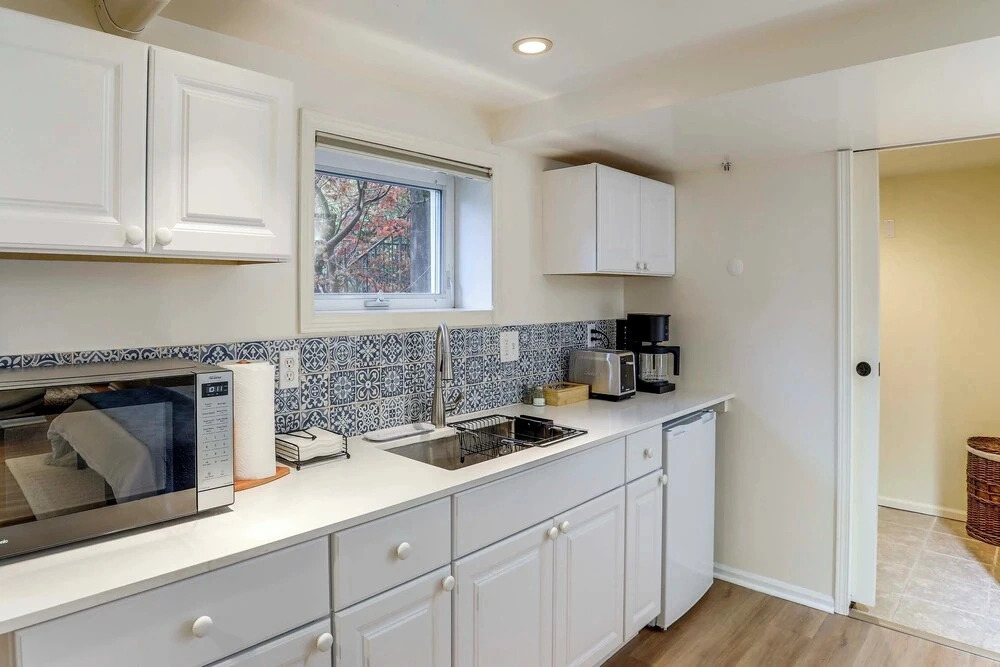 Walkable Green Lake Studio w/ Fireplace