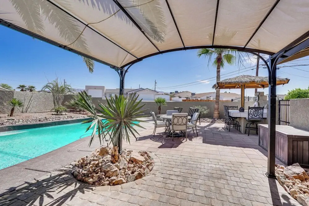 5 Mi to Beach: Poolside Paradise in Lake Havasu!