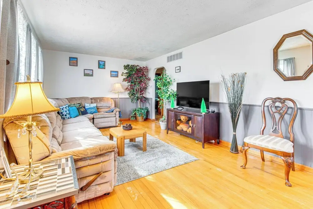 < 1 Mi to Route 66: Home w/ Large Yard!