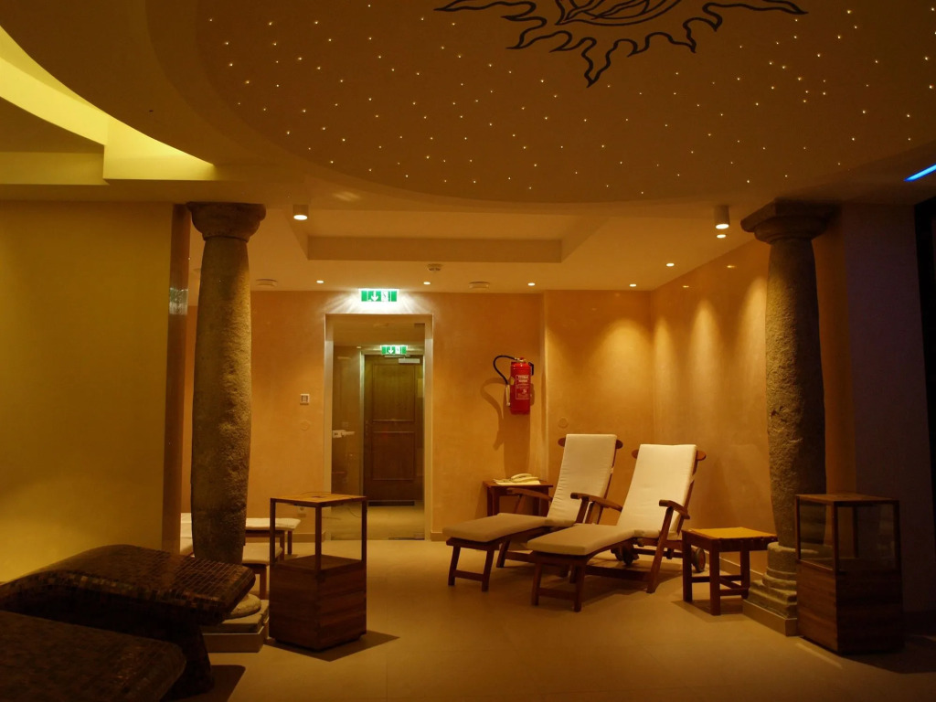 Romantik Hotel Die Gersberg Alm mit Panoramablick auf Salzburg und Outdoor Pool ab Mai