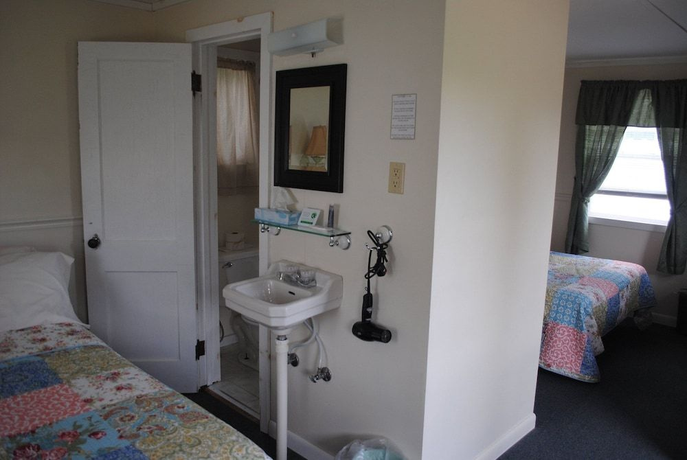 Rock Ledge Motel