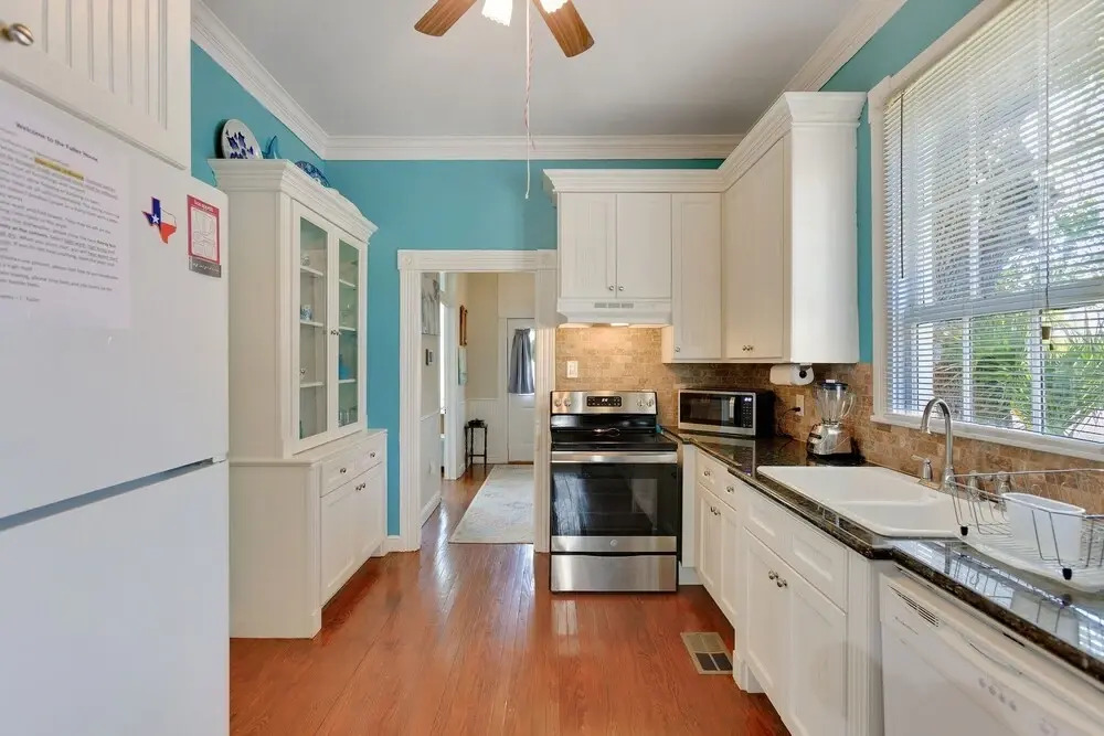 Fuller House Just 3 Blocks To Beach 3 Bedroom Home by Redawning