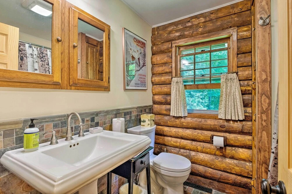 Private Wooded Cabin: 7 Mi to Mount Snow!