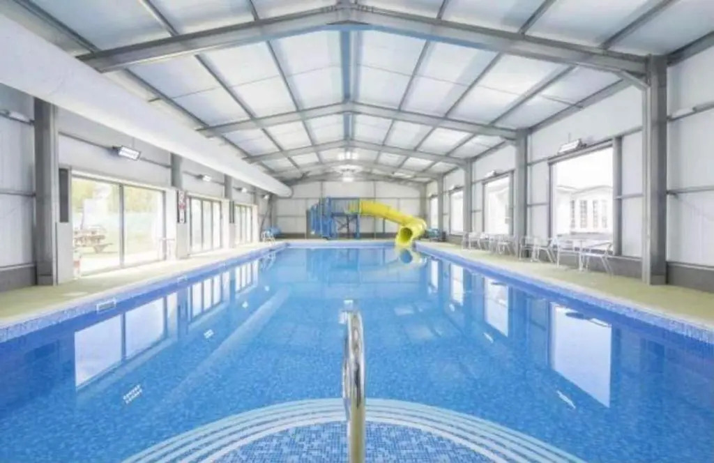 Lodge - Sleeps 8 - Parking, Wifi,