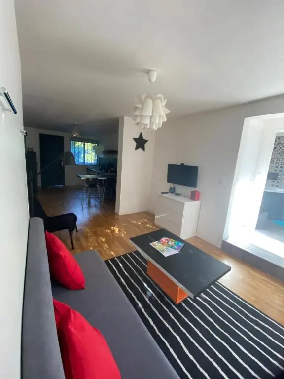 Grand studio de 38m2 et cour indépendante de 25m2 dont wifi et Netflix