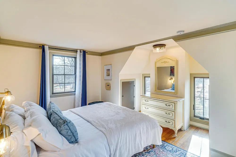 Aldie Home w/ Private Pool: Near Wineries!