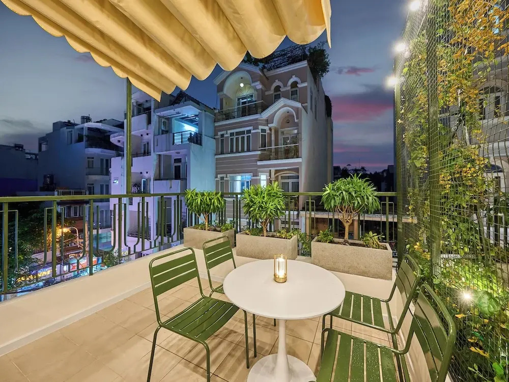 Sunny Greenery oasis in downtown