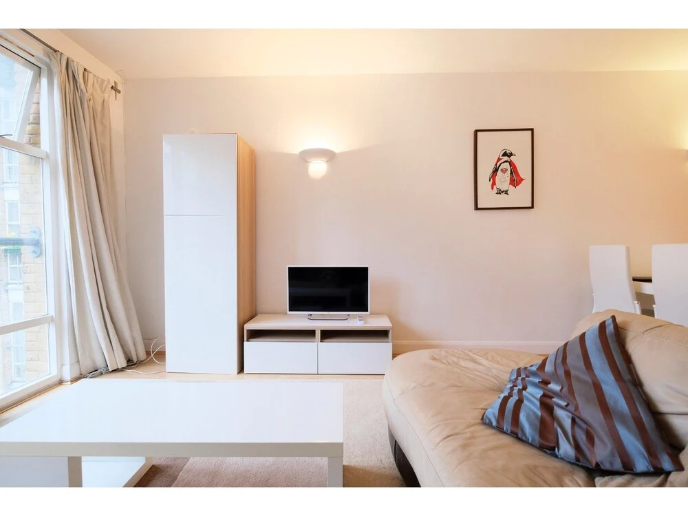 Clean, Secure 2BR Flat for 4 in East London