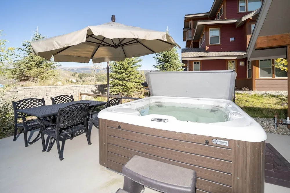 Cozens Pointe I-101 2 Bedroom Condo by RedAwning