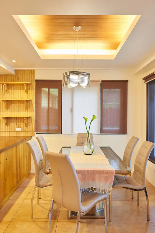 Exclusive Village Home Near Country Club, 18 pax