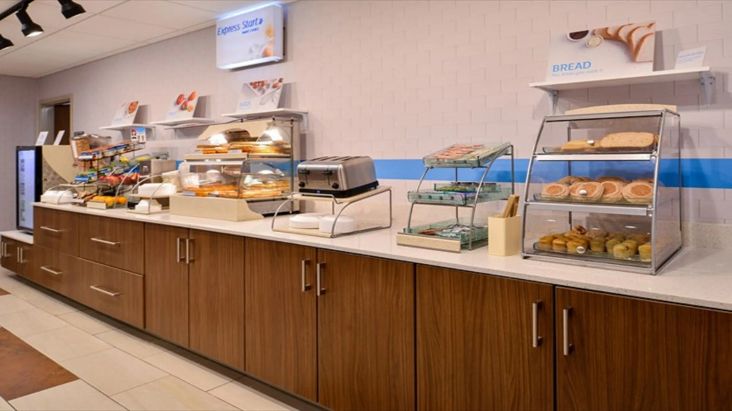Holiday Inn Express & Suites Parkersburg East by IHG