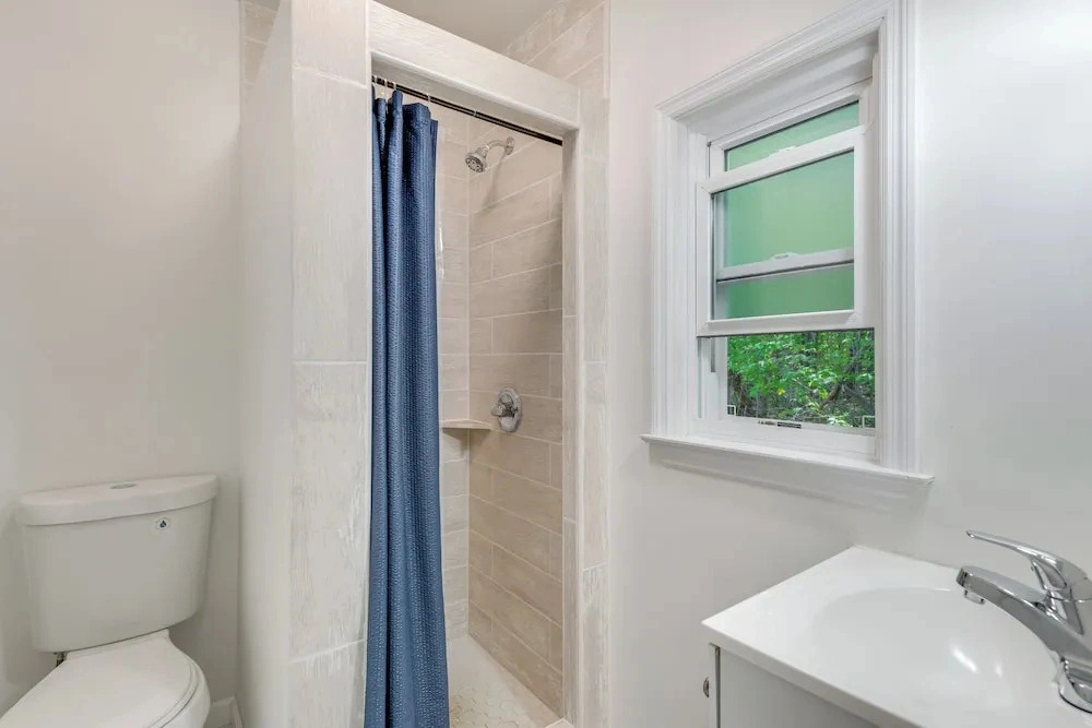 Cozy Room Near Schroon Lake Marina, Town & Beach