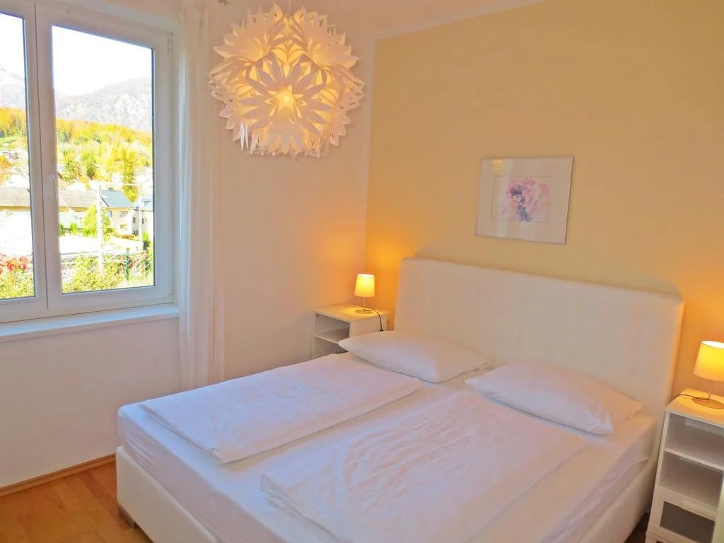 FLORES, Ferienhaus oder Doppelzimmer, im Grünen, 5 Gehminuten ins Zentrum, Parkplatz, zero emissions
