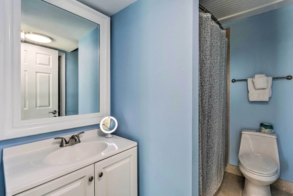 Vibrant Family Condo: 100 Feet to Private Beach!