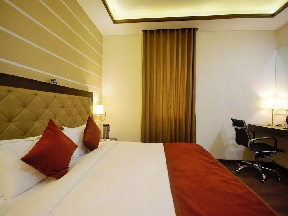 OYO 3763 Naeeka Hotel
